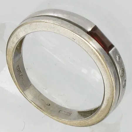 Kivisormus timanteilla 3xn.0.01ct, viallinen, koko 17¾, 585br, paino 4,4g Vikt: 4,4 g