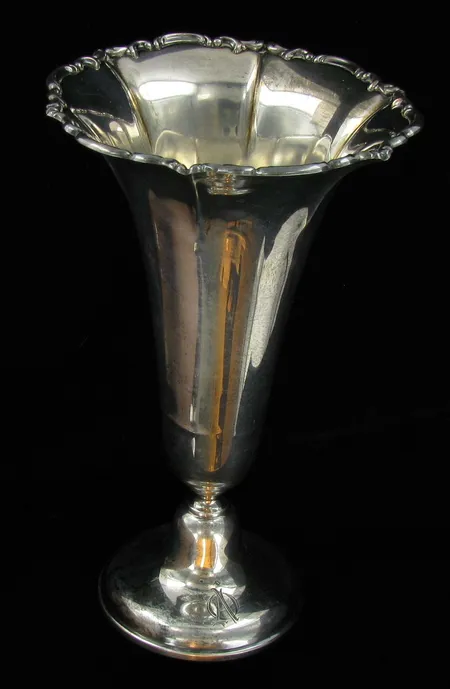 Maljakko, korkeus 16,0cm, kaiverrettu, valmistettu 1953, 813br, paino 153,1g Vikt: 153,1 g