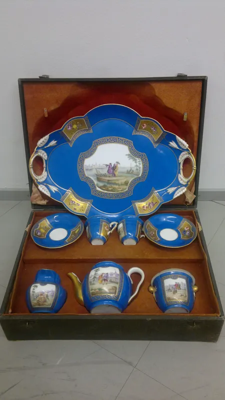 Posliiniastiasarja, huonossa kunnossa, Meissen, kantolaatikko