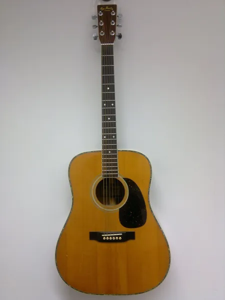 Akustinen kitara Pro Martin Custom mod.W-150, laukussa