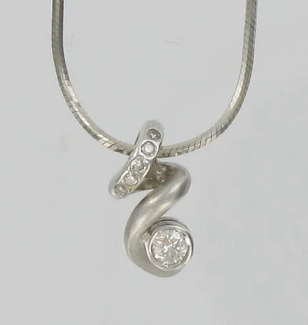 Timanttiriipus 1xn.0.12ct 5xn.0.005ct vk ja kaulaketju vk, pituus 40,5cm, 750, paino 5,9g Vikt: 5,9 g