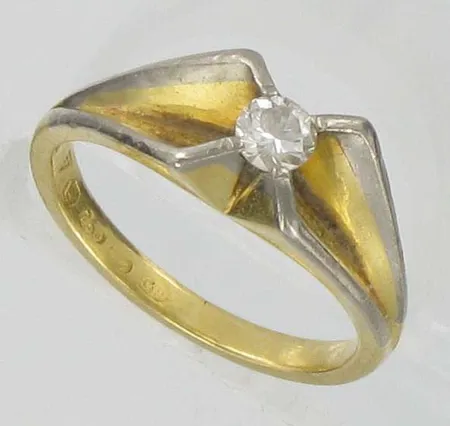 Timanttisormus 1xn.0.20ct, timantti viallinen, kaivertamaton, koko 16½, 750, paino 5,5g Vikt: 5,5 g