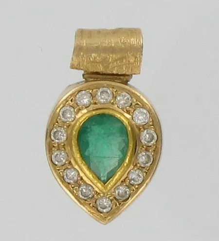 Smaragdiriipus timanteilla 14xn.0.01ct, viallinen, 750br, paino 3,7g Vikt: 3,7 g