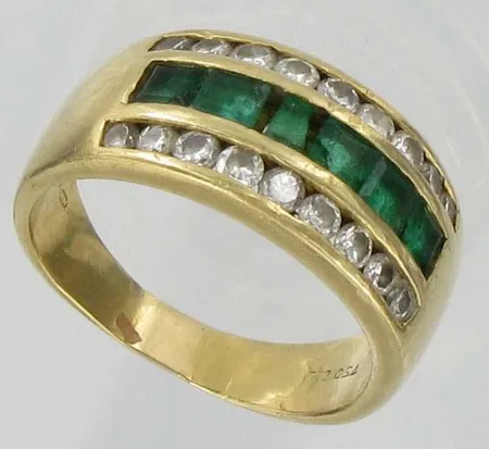 Smaragdisormus timanteilla 18xn.0.0.03ct, smaragdit viallisia, kaivertamaton, koko 17½, 750br, paino 7,2g Vikt: 7,2 g