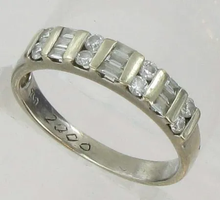 Timanttisormus vk 14xn.0.02ct, kaiverrettu, koko 16¼, 750, paino 2,4g Vikt: 2,4 g