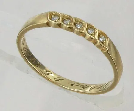 Timanttisormus 5xn.0.005ct, kaiverrettu, koko 16½, 585, paino 1,5g Vikt: 1,5 g