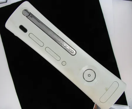 Pelikonsoli X-Box 360, kaksi langatonta ohjainta, 8 peliä ja kaapelit