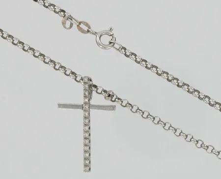 Papukaulaketju, pituus 60,0cm ja timanttiristiriipus 14xn.0,005ct, 585vk, paino 10,9g Vikt: 10,9 g
