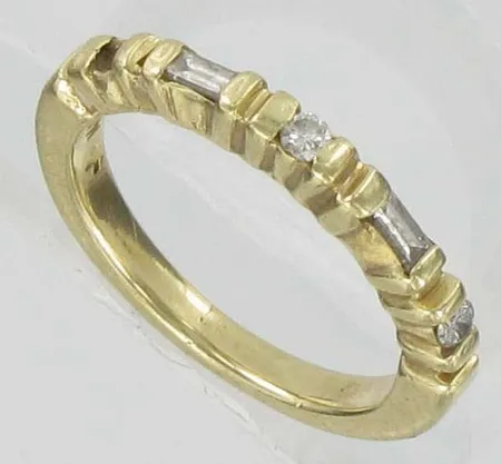 Timanttisormus, 4xn.0,03ct kaksi on baquet hiontaisia , koko 15¾, 585, paino 3,4g, yksi timantti puuttuu Vikt: 3,4 g