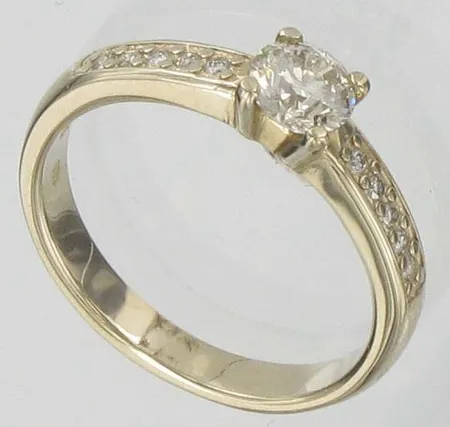 Timanttisormus, 1xn.0,50ct ja 10xn.0,005ct, kaivertamaton, koko 17½, 585vk, paino 3,6g Vikt: 3,6 g