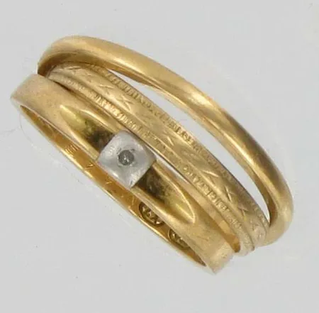 2 Sileää sormusta ja 1 timanttisormus, 1xn.0,005ct, kaiverrettuja, 750, paino 4,9g Vikt: 4,9 g