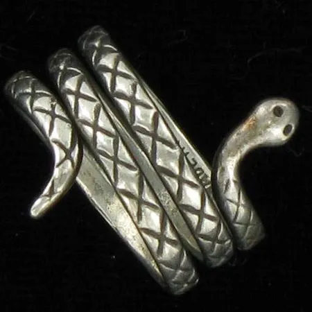 Käärmesormus, Kalevala Koru, kaivertamaton, koko muunneltavissa, 925, paino 4,9g Vikt: 4,9 g