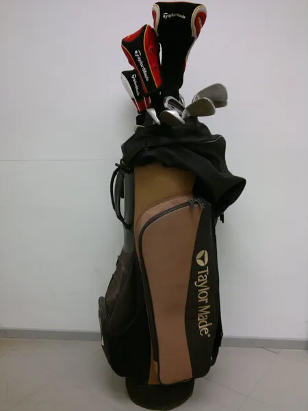 Golfbagi, 13 mailaa, Wilson, Ping, Burner, Odyssej ja Taylor
