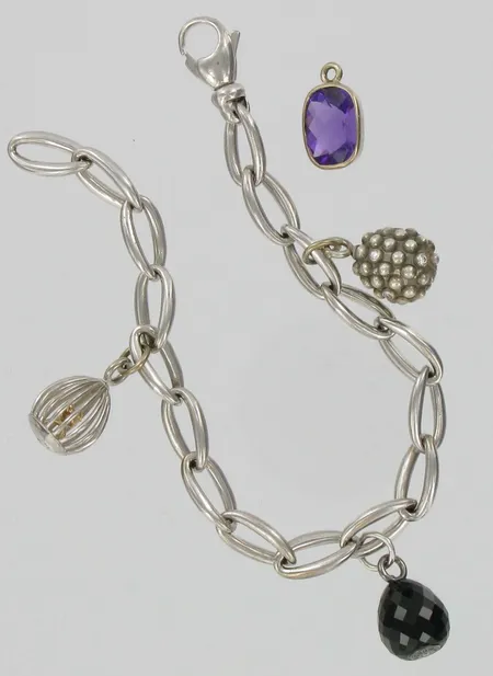 Maskottiranneketju, timantteja 7xn.0.02ct, yksi osa irti, pituus 20cm, 750vkbr, paino 38,8g Vikt: 38,8 g