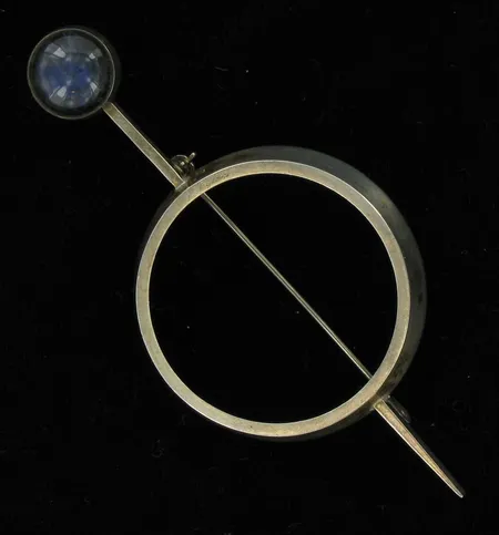 Spektroliittirintaneula, Kaunis Koru, v.1962, tekijän leima ROM, 916br, paino 15,1g Vikt: 15,1 g