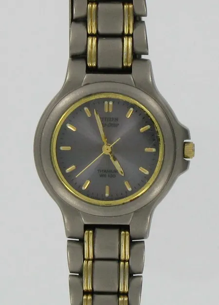 Naisten rannekello Citizen Eco-Drive titanium, lasissa naarmuja