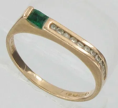 Smaragdisormus timanteilla, 12xn.0,005ct, kaivertamaton, koko 17, 585, paino 2,0g, smaragdista pieni pala kulmasta irronnut. Vikt: 2   g
