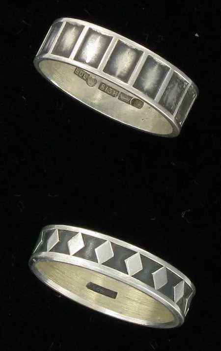 2 Sormusta, kaivertamatomia, koko 21¼, 813 ja 925, paino 9,9g Vikt: 9,9 g