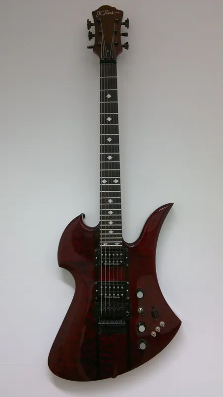 Sähkökitara BC Rich ST, Seymour duncan mikeillä, pussissa.
Nouto ainoastaan konttorista!