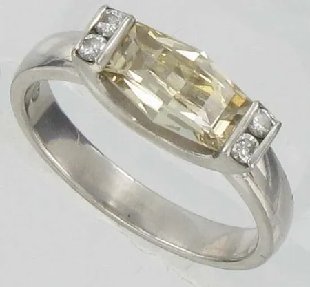 Timanttisormus fancycut 1xn.1,30-1,50ct, 4xn.0,02ct, kaivertamaton, 750vk, paino 5,5g Vikt: 5,5 g