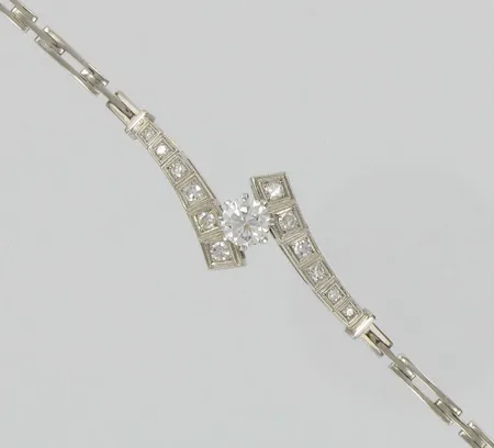 Timanttirannekoru 1xn.0,65ct, 12xn.0,01-0,04ct, kaivertamaton,  pituus 18,5cm,  750vk paino 13,4g Vikt: 13,4 g