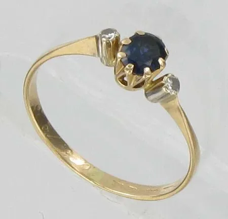Safiirisormus timanteilla 2xn.0.01ct, kaiverrettu, koko 15, 585br, paino 0,8g Vikt: 0,8 g