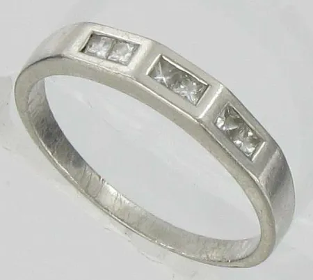 Timanttisormus 6xn.0.02ct princess, kaivertamaton, koko 17¾, rungossa naarmuja, Pt, 4,0g Vikt: 4   g
