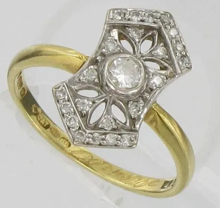 Timanttisormus 1xn.0.11ct 8xn.0.01ct 14xn.0.005ct, kaiverrettu, koko 17¼, 750, paino 3,8g Vikt: 3,8 g