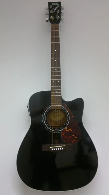 Elektroakustinen kitara Yamaha FX 370 CBL, kulumia. Mukana suojapussi. Ainoastaan nouto myymälästä!