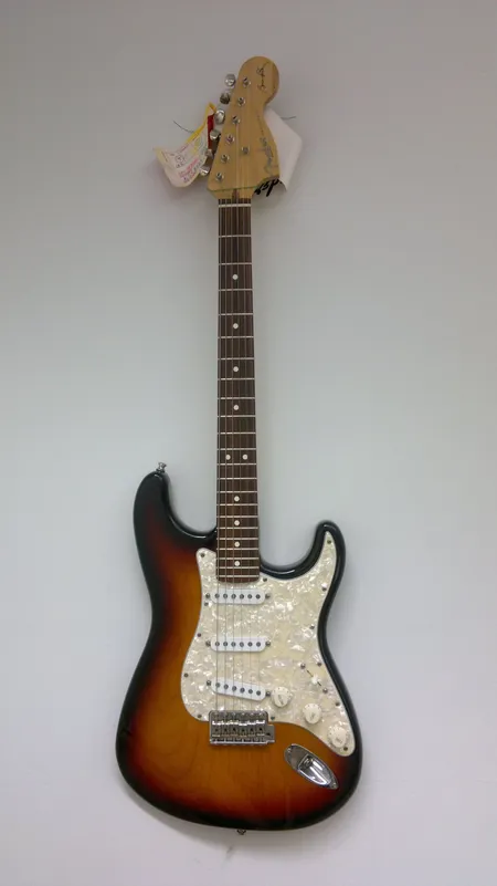 Sähkökitara Fender Stratocaster, USA, Bonnie Raitt signature no.N562380. Mukana kova laukku. Ainoastaan nouto myymälästä!