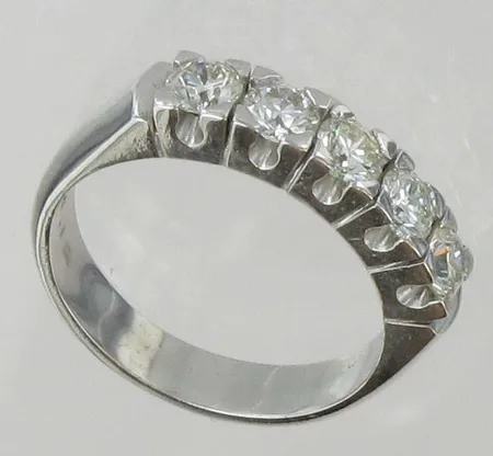 Timanttisormus, 5xn.0,22ct, kaivertamaton, koko 17½, 585vk, paino 5,8g Vikt: 5,8 g
