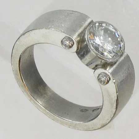 Timanttisormus, 1xn.1,05ct 4xn.0,01ct, kaivertamaton, koko 16½, 750vk, paino 13,0g Vikt: 13   g