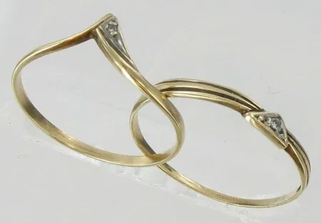 Kaksi sormusta, 2xn.0,005ct, viallisia, 585, paino 1,2g Vikt: 1,2 g