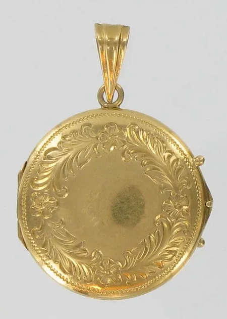 Medaljonki, kaiverrettu, 750br, paino 4,4g Vikt: 4,4 g