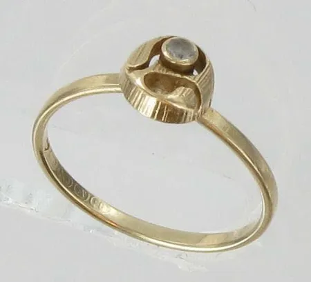 Kivisormus, viallinen, 585br, paino 1,1g Vikt: 1,1 g