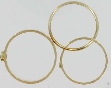 Kivisormus poikki, timanttisormus 1xn.0,005ct koko 18 kaiverrettu,sileä sormus koko 18½ kaivertamaton  585 paino 9,3g Vikt: 9,3 g