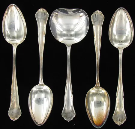 4 Ruokalusikkaa ja yksi perunalusikka, Chippendale, kaivertamattomia, 813, paino 274g Vikt: 274   g