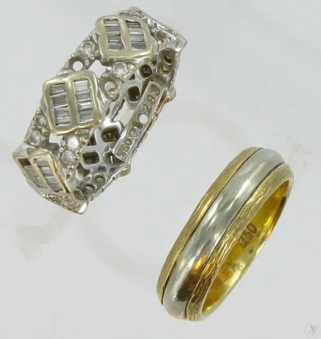 Sileä sormus kaiverrettu koko 16½ Timanttisormus 77xn.0,01-0,02ct osa timanteista puuttuu koko 18 paino 13,1g Vikt: 13,1 g