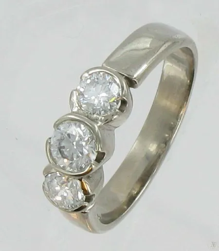 Timanttisormus 2xn.0,29ct 1xn.0,39ct koko 17½ 585vk paino 4,6g Vikt: 4,6 g