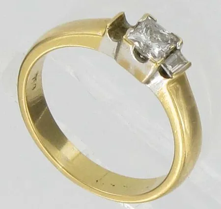 Timanttisormus 1xn.0.30ct 1xn.0.06ct, yksi kivi puuttuu, kaivertamaton, koko 16, 750, paino 3,9g Vikt: 3,9 g