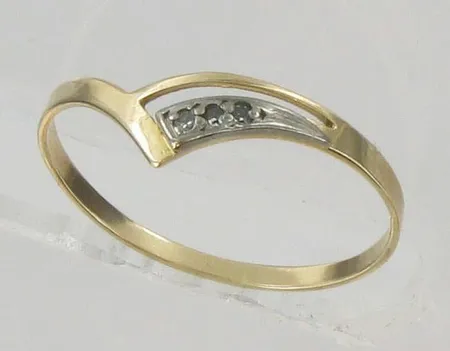 Timanttisormus 3xn.0.005ct-n.0.01ct, yksi kivi on viallinen, kaivertamaton, koko 18¾, 585, paino 0,9g Vikt: 0,9 g