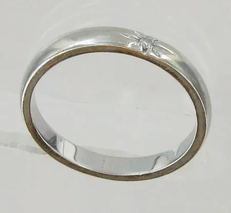 Timanttisormus vk 1x0.01ct, kaivertamaton, koko 16½, 585, paino 2,5g Vikt: 2,5 g