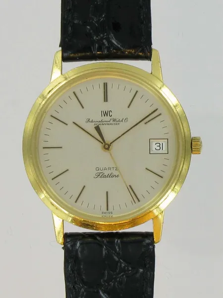 Kultarannekello IWC Flatline quartz, kaivertamaton, paristo loppunut, nahkarannekkeella, 750br, paino 33g Vikt: 33   g