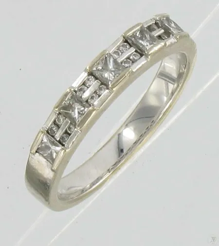 Timanttisormus 5xn.0,09ct princess 16xn.0,005ct kaivertamaton 585vk koko 18 paino 4,2g kultakeskus Vikt: 4,2 g