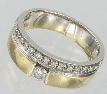 Timanttisormus 1xn.0.16ct 15xn.0.01ct, 2-värikultaa, kaivertamaton, koko 17½, 585, paino 5,3g Vikt: 5,3 g