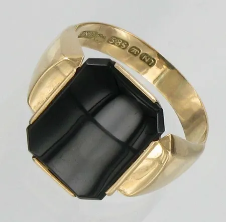 Onykssormus, kaivertamaton, koko 18½, 585br, paino 3,9g Vikt: 3,9 g