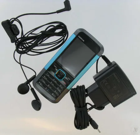 GSM-matkapuhelin nokia 5000 neon blue, laturi ja kuulokkeet