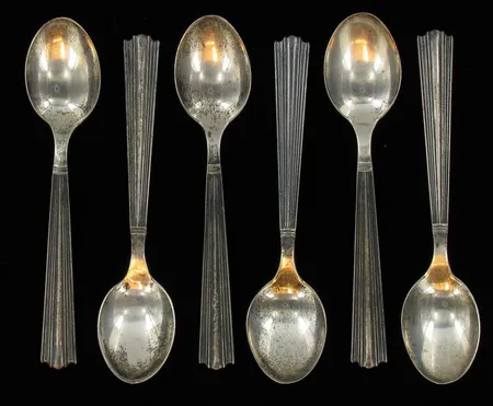 Kuusi kahvilusikkaa, kaivertamattomia, 916, paino 72,6g, osa lusikoista hieman vääntyneitä Vikt: 72,6 g