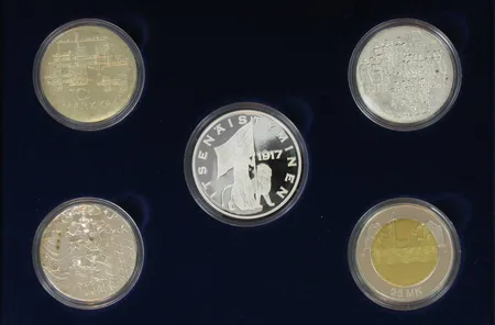 Viisi juhlarahaa, Itsenäinen Suomi 85 vuotta- juhlakokoelma, nimellisarvo 145mk, puukotelossa, 900-925br, paino 115,7g Vikt: 115,7 g