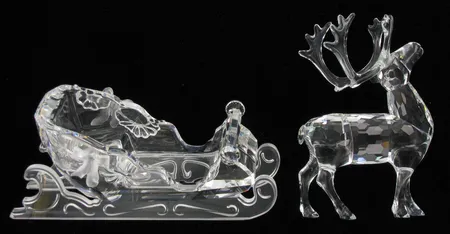 Kaksi kristallista koriste-esinettä, Swarovski, poro ja Joulureki, korkeus 8,0cm ja 4,5cm